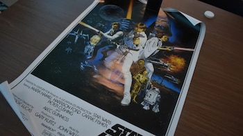 De una edición especial de Nintendo Switch de ‘Zelda’ a un póster original de ‘Star Wars’ de 1977 o bolsos de lujo: Madrid saca a subasta 5.600 objetos perdidos