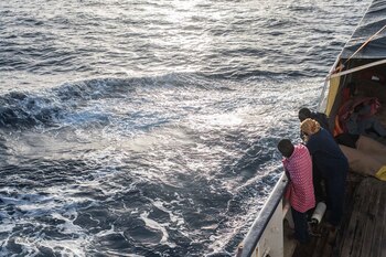 24/02/2021 Refugiados y migrantes miran por la borda en el Mediterráneo desde la borda del Open Arms tras un rescate realizado la semana pasada.
POLITICA
DAVID RAMOS/GETT IMAGES