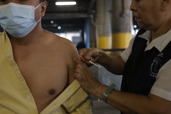 Las autoridades sanitarias advirtieron que un solo caso de sarampión puede mantener la circulación del virus y que la falta de vacunación completa eleva el riesgo de contagio.