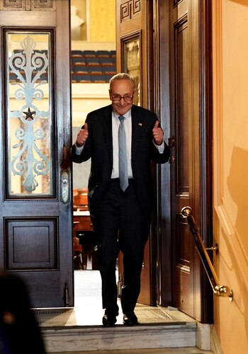 Chuck Schumer, líder demócrata en el Senado, gesticula tras la aprobación del proyecto en el Capitolio (Reuters)