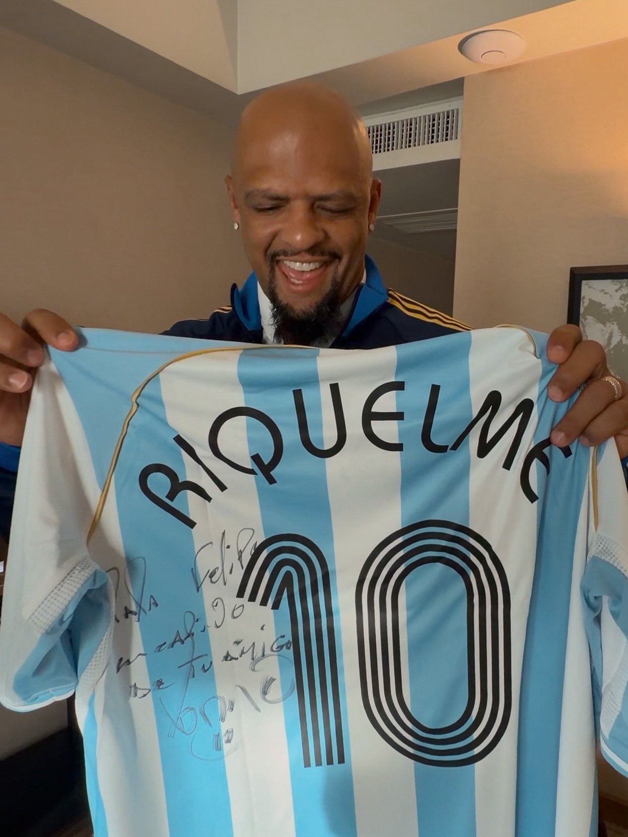 JRR le regaló a Felipe Melo su camiseta autografiada de Argentina del Mundial 2006 (@BocaJrsOficial)