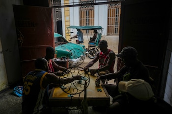 Vecinos juegan dominó durante un