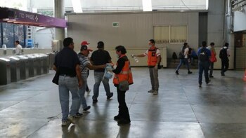 Reparten cubrebocas a usuarios del