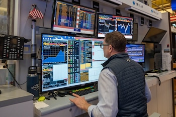 Wall Street registró su mejor jornada en dos meses tras el anuncio de Donald Trump sobre Irán. EFE/ Ángel Colmenares
