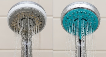 Imagen dividida que muestra a la izquierda un cabezal de ducha con sarro y chorros de agua débiles, y a la derecha el mismo cabezal limpio con flujo fuerte.