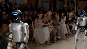 Robots humanoides modelan en las pasarelas de Vogue World Milan: Jennifer Lopez y Versace aplauden el desfile