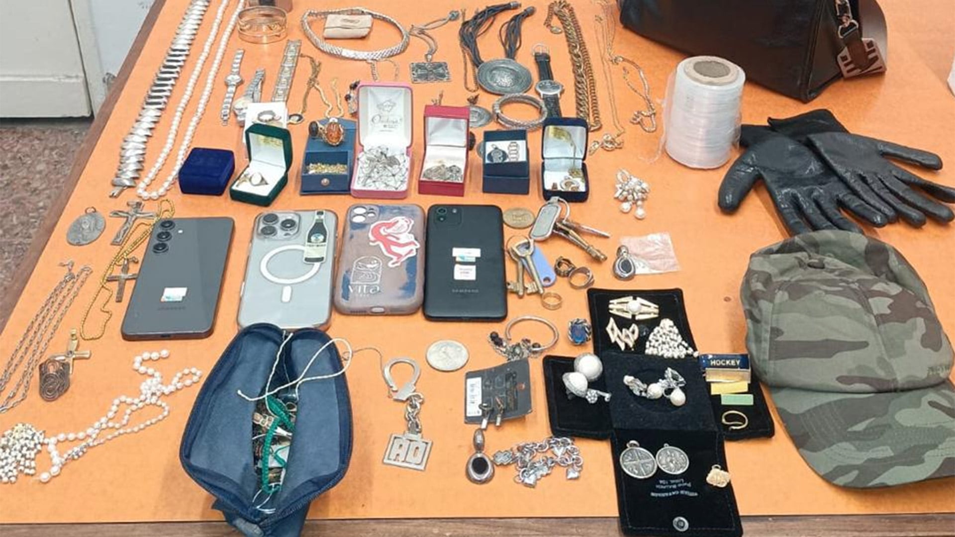 Las joyas y celulares incautados a los acusados