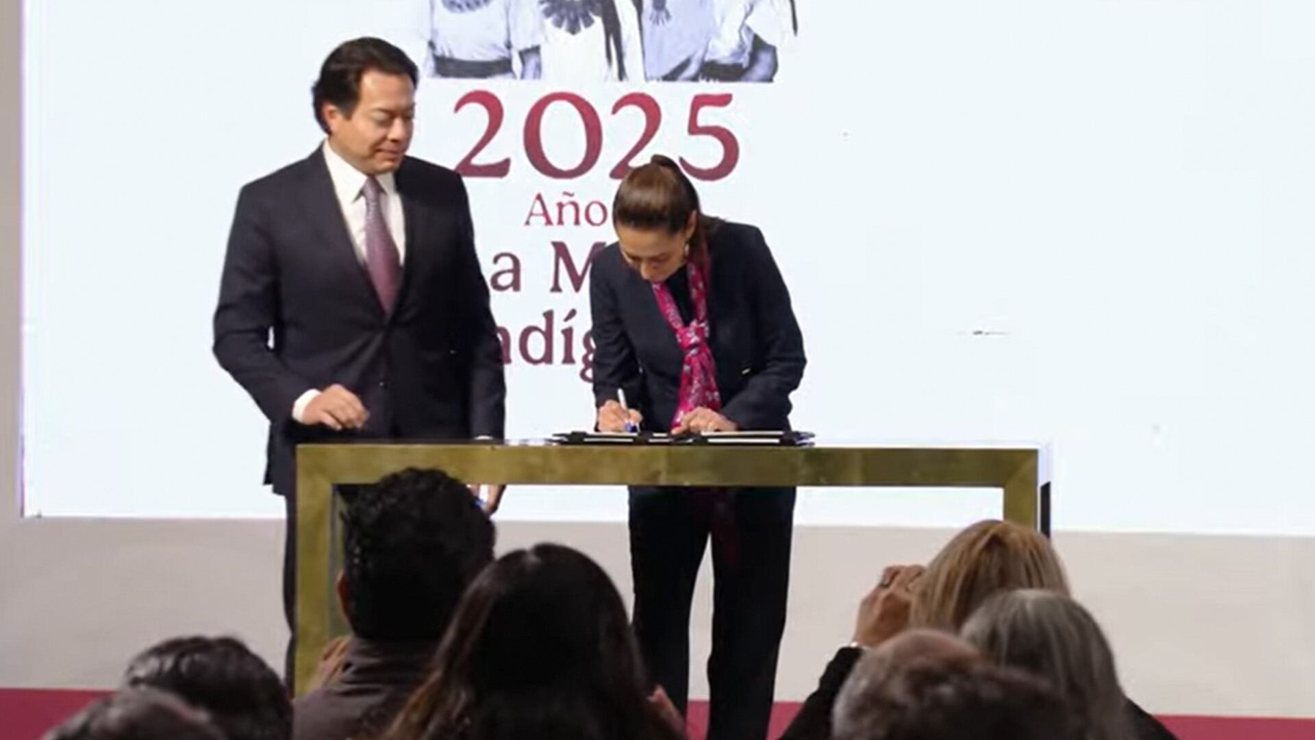 Al final de la mañanera, la presidenta Claudia Sheinbaum firmó dos decretos: para facilitar la movilidad y reducir la edad de la jubilación (Gobierno de México)