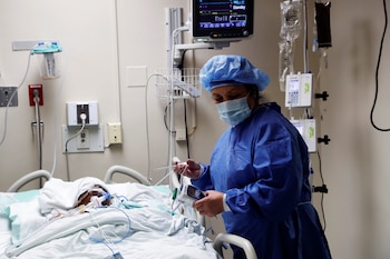 Una médica controla a un