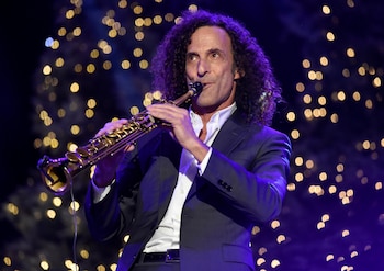 Kenny G reveló en el podcast Friends Keep Secrets que practica el saxofón tres horas diarias todos los días del año (REUTERS)