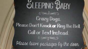 Un letrero en la puerta