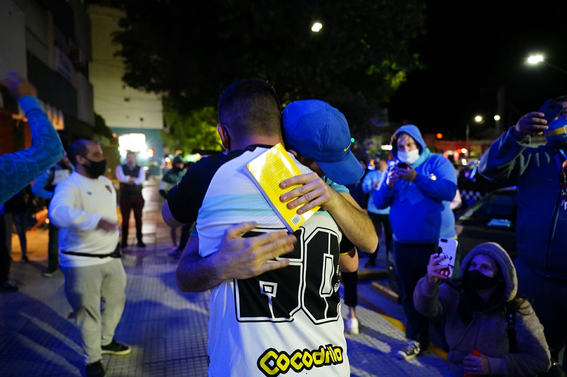 Fanáticos en la puerta de la Clínica Olivos cuando operaron a Maradona