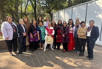 Varias políticas y funcionarias se