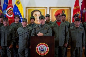 El ministro de Defensa de Venezuela, Vladimir Padrino López, durante su intervención sobre el refuerzo militar en la frontera con Colombia y la lucha contra grupos armados irregulares - crédito red social X