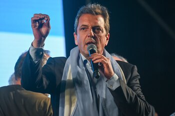 Sergio Massa, de la celebración al balotaje. El difícil ejercicio como ministro y candidato