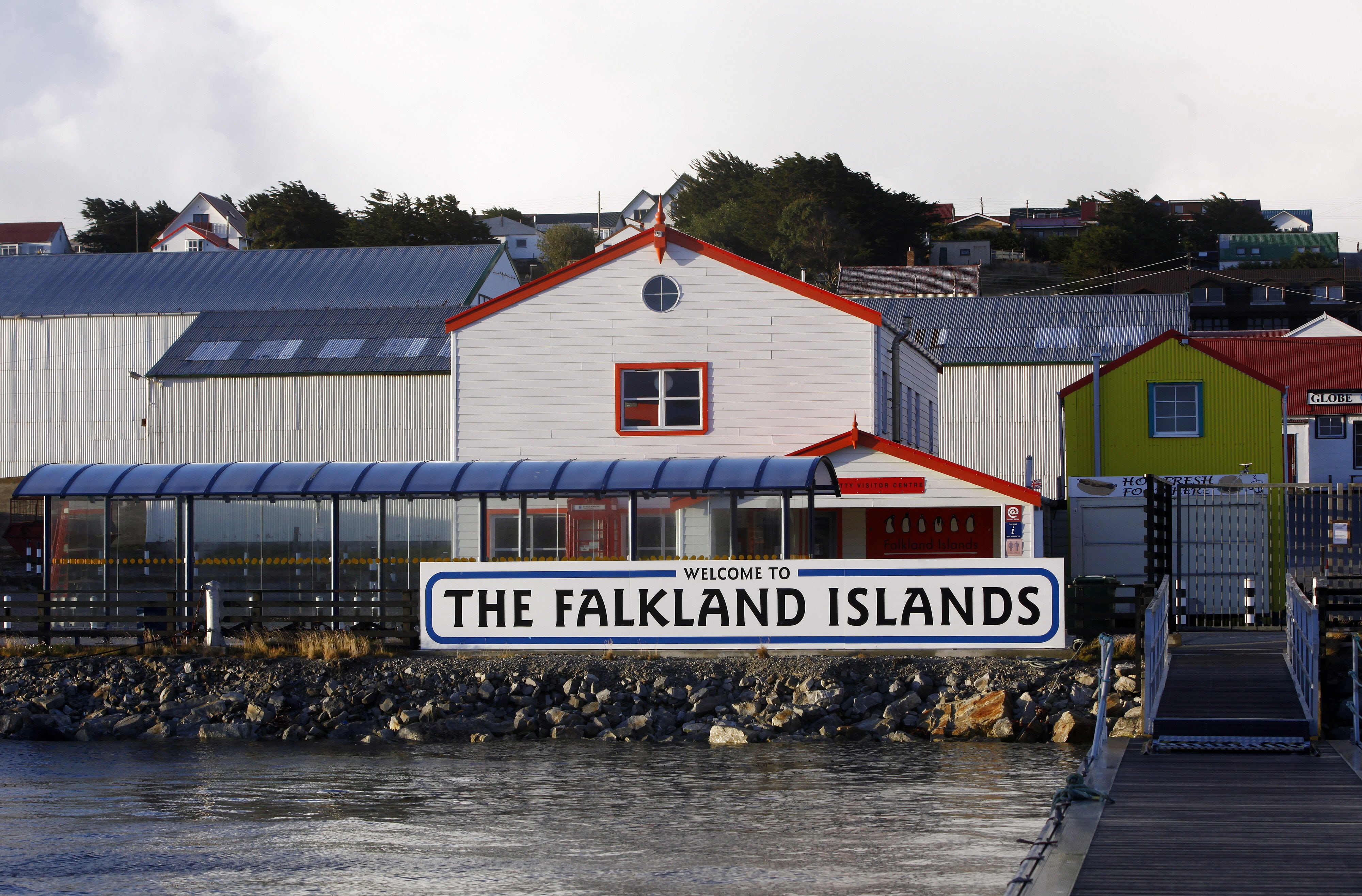 Foto de archivo que muestra el cartel de bienvenida a las Islas Malvinas en el muelle de Stanley. EFE/Felipe Trueba