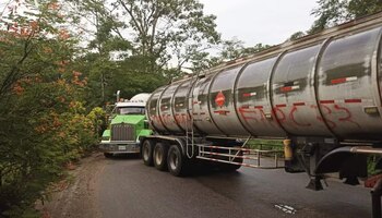 Vehículo tipo cisterna con mensajes