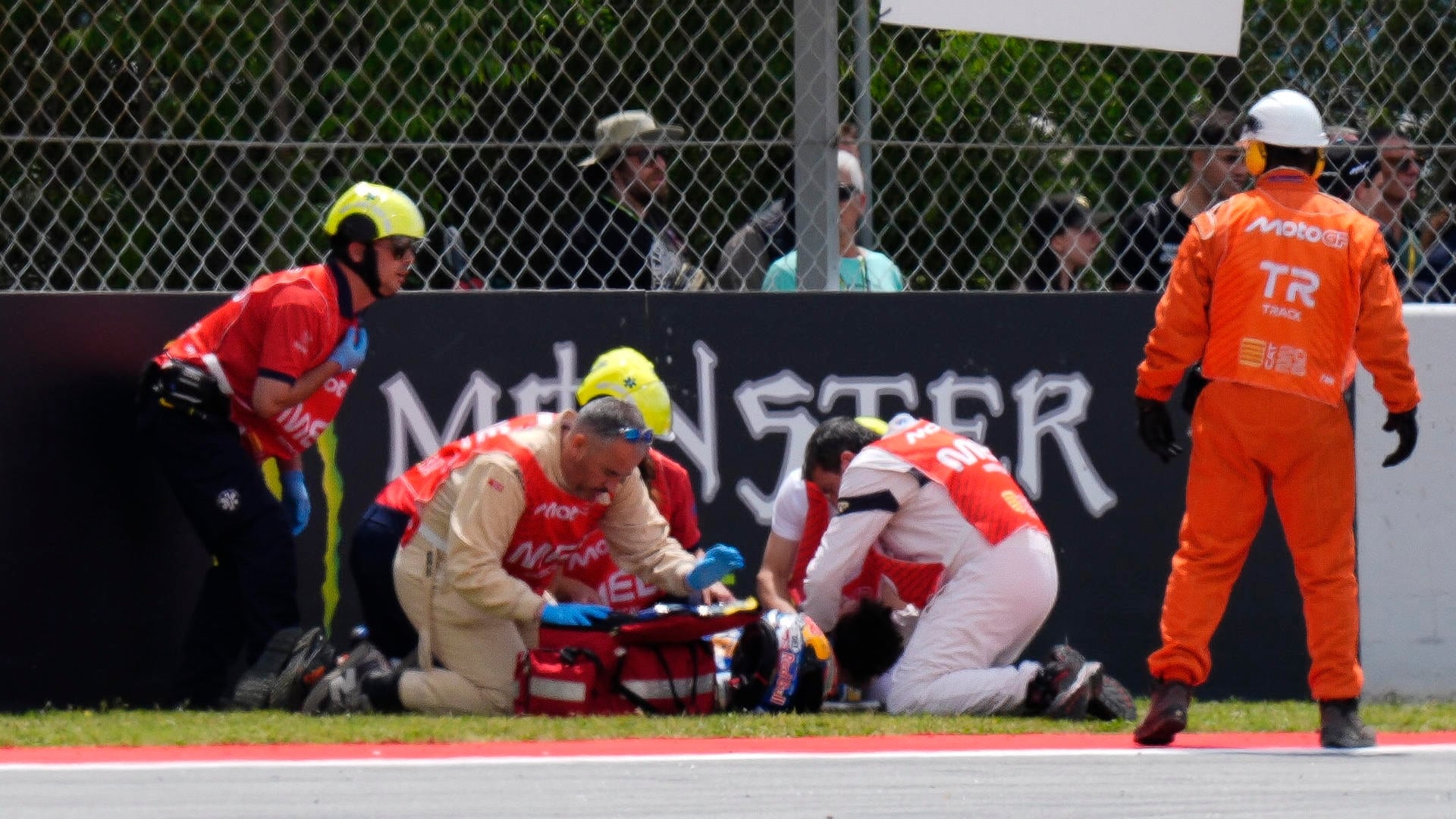 El piloto español de Moto GP Álex Márquez siendo atendido. (EFE/Siu Wu)