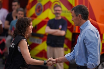 Saludo entre la presidenta de la Comunidad de Madrid, Isabel Díaz Ayuso, y el presidente del Gobierno, Pedro Sánchez.