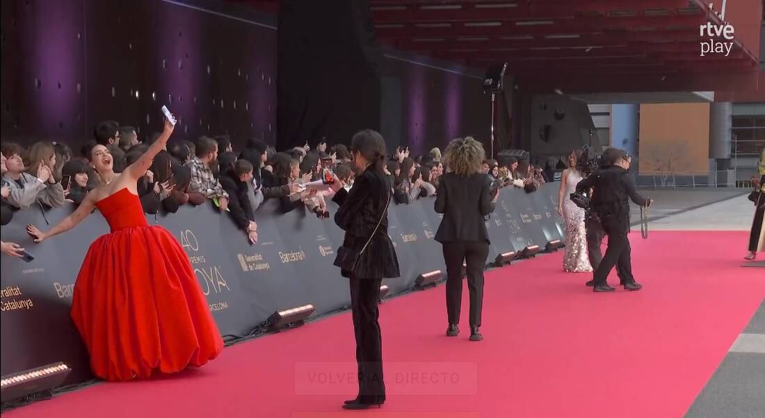 Laura Escanes a su llegada a los premios Goya 2026. (RTVE)