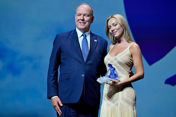 El príncipe Alberto de Mónaco entregando un premio a Ester Expósito