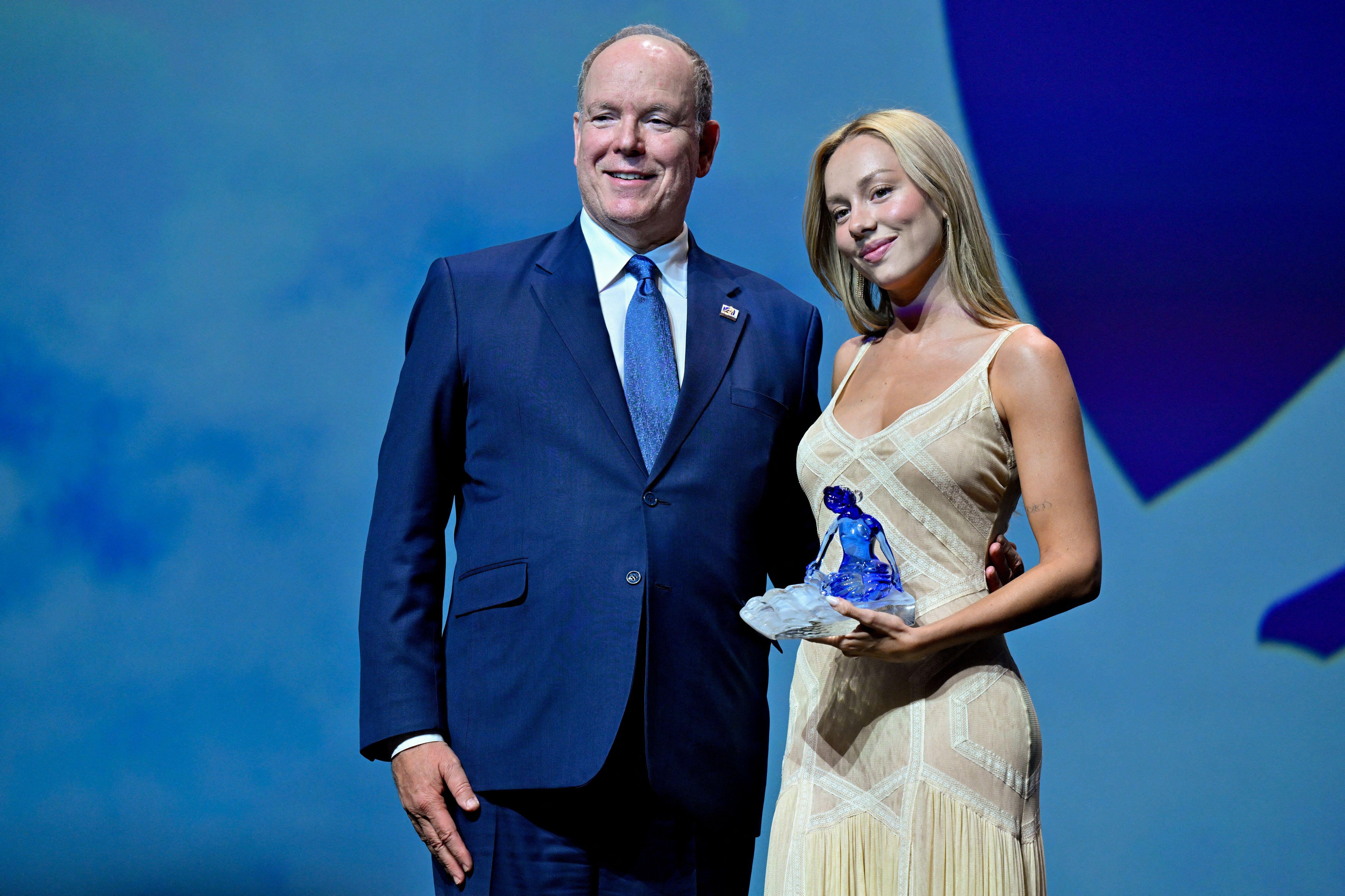 La casa real de Mónaco se ha juntado con Ester Expósito para darle un premio. (Abaca Press/Alamy Live News)