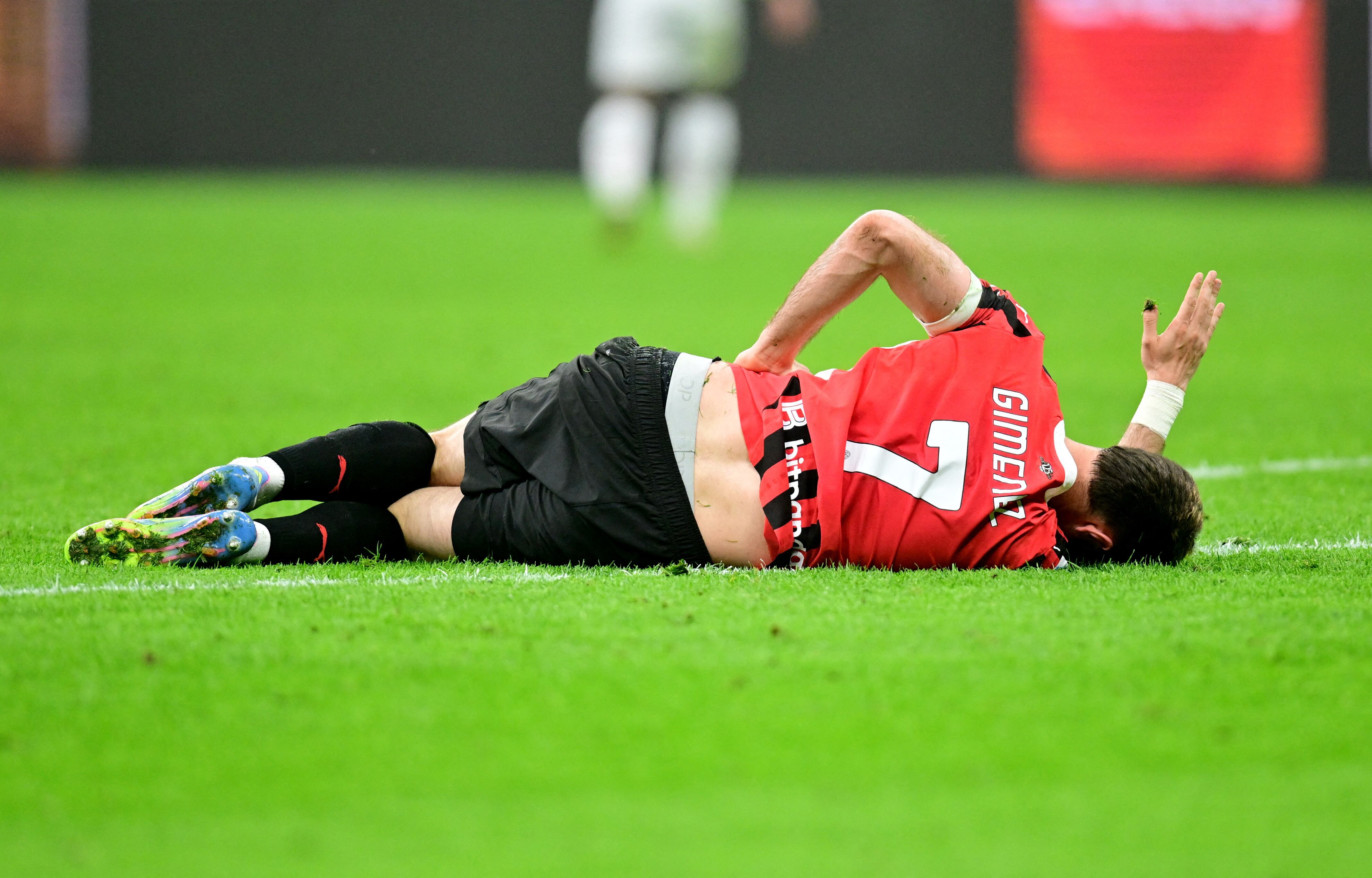 El delantero mexicano fue sometido a cirugía tras fracturarse el tobillo derecho y estará fuera entre tres y cuatro meses, afectando tanto al AC Milan, que pelea por la Serie A, como a la Selección Mexicana rumbo al Mundial. REUTERS/Daniele Mascolo