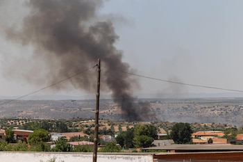 Los medios aéreos en las tareas de extinción del incendio forestal declarado en el paraje Las Pinillas, Toledo, que ya ha afectado a unas 500 hectáreas. (EFE/Ángeles Visdómine)