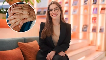 Cathy Juvinao entrega un paquete