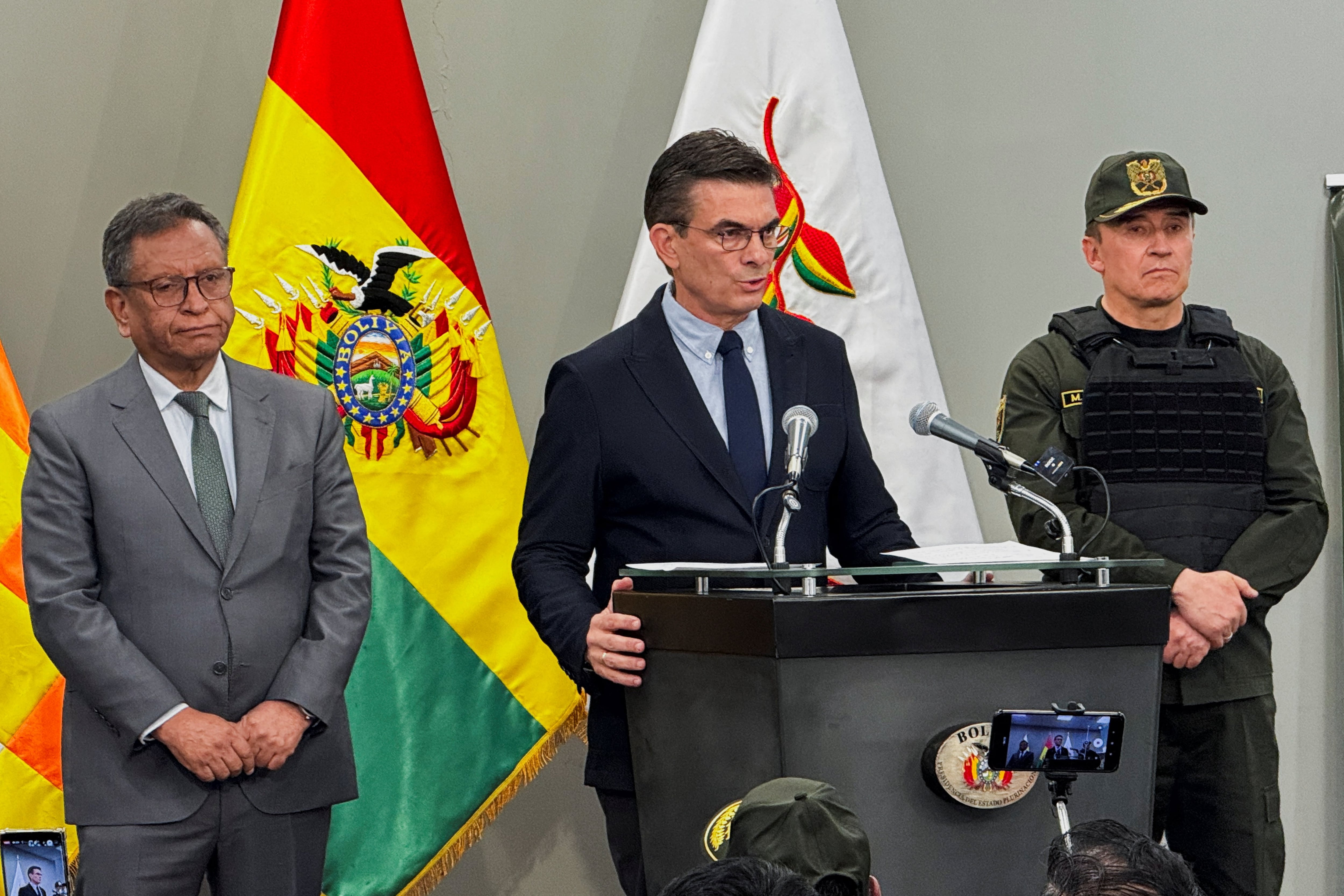 El presidente de Bolivia, Rodrigo Paz, flanqueado por el ministro del Interior, Marco Oviedo, y el jefe de la Policía, Mirko Sokol, habla durante una rueda de prensa tras una operación para detener al presunto narcotraficante uruguayo Sebastián Marset. REUTERS/Sergio Limachi