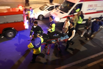 Rescatistas trasladan a una persona