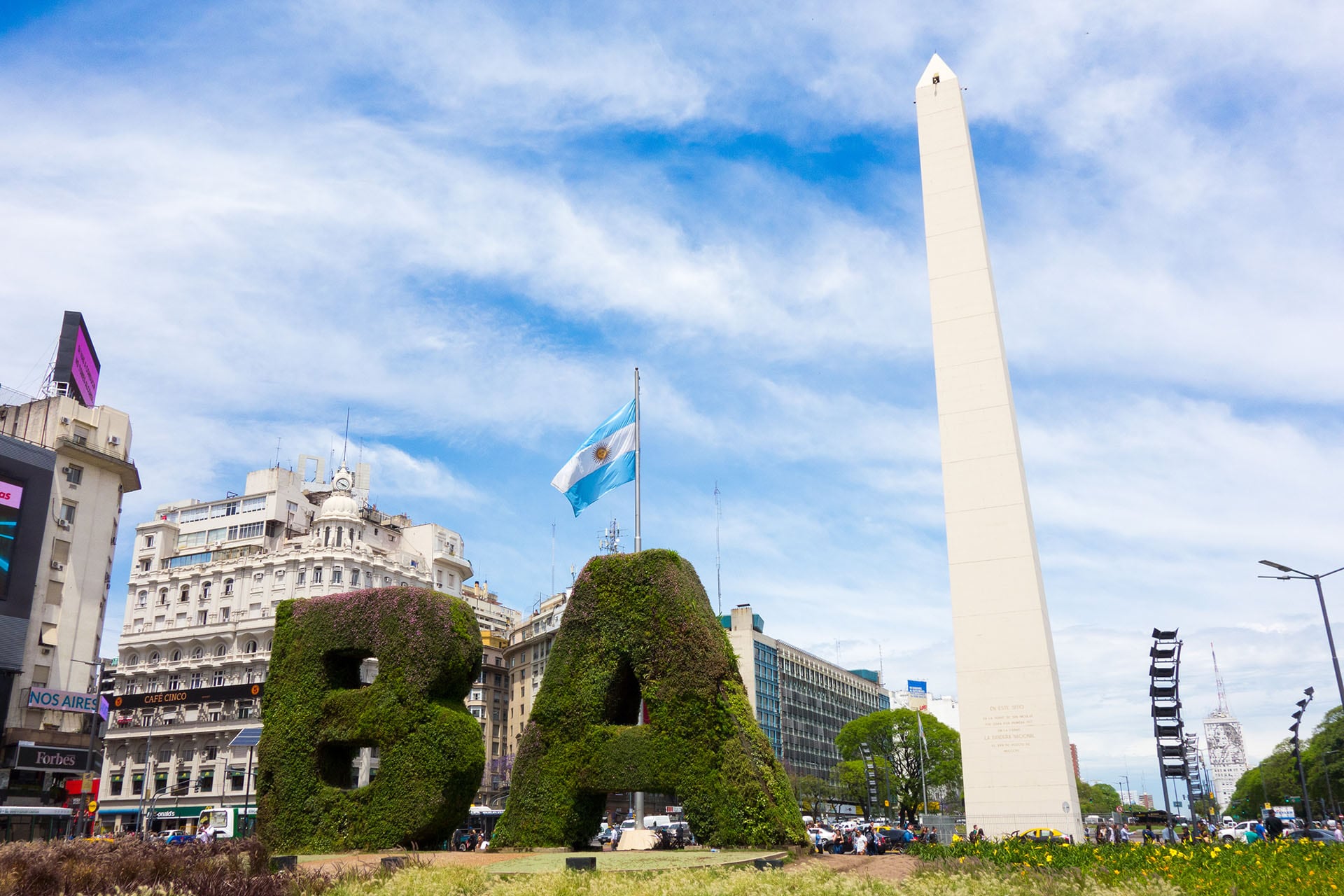 Subir al Obelisco cambia la experiencia del monumento: ya no se trata solo de mirarlo, sino de habitarlo y mirar la ciudad desde su interior.