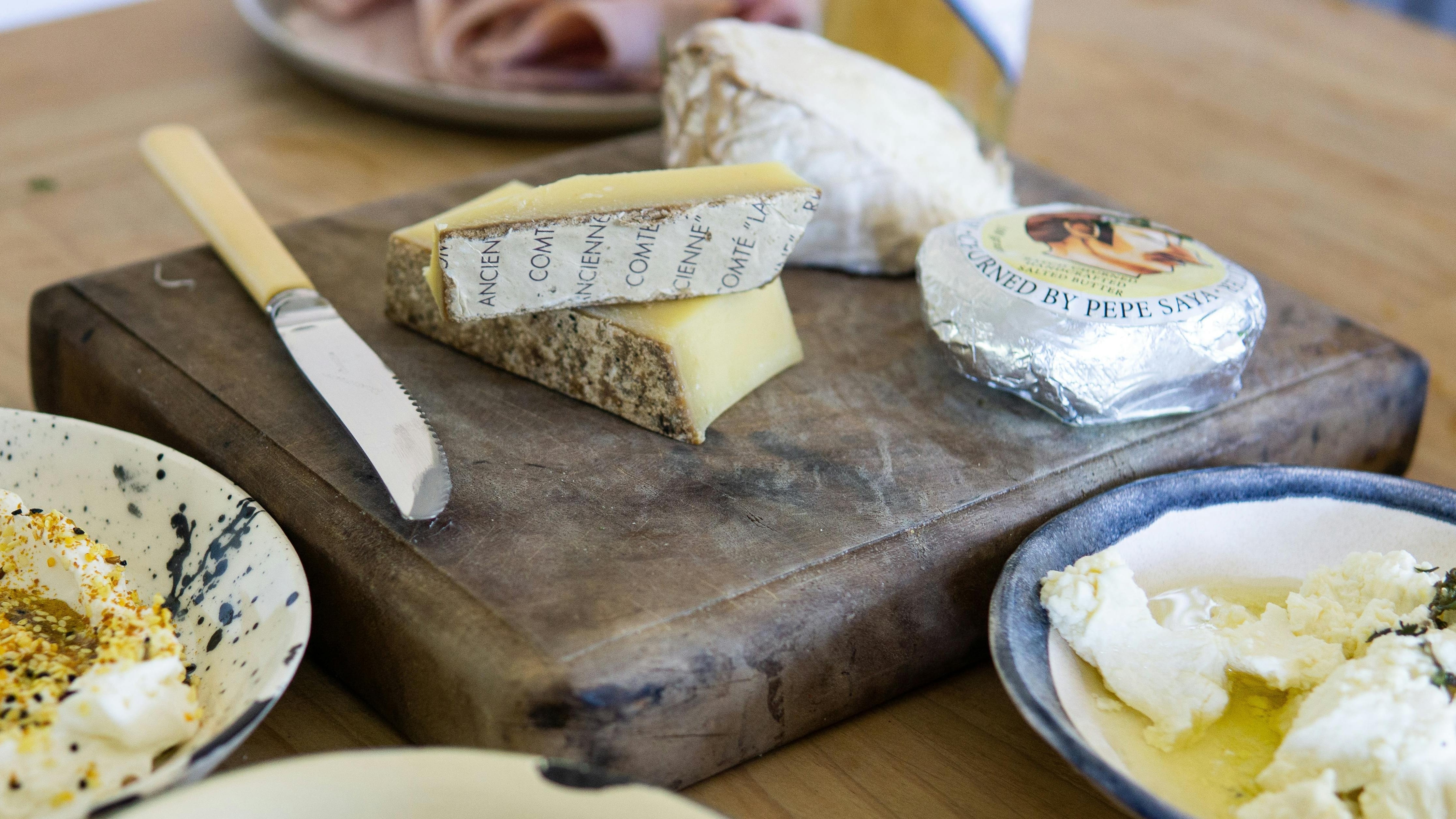 Participantes que consumieron al menos 50 gramos diarios de queso graso tuvieron un 13% menos riesgo de desarrollar demencia (Pexels)