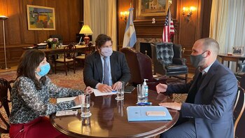 Martin Guzmán en una reunión