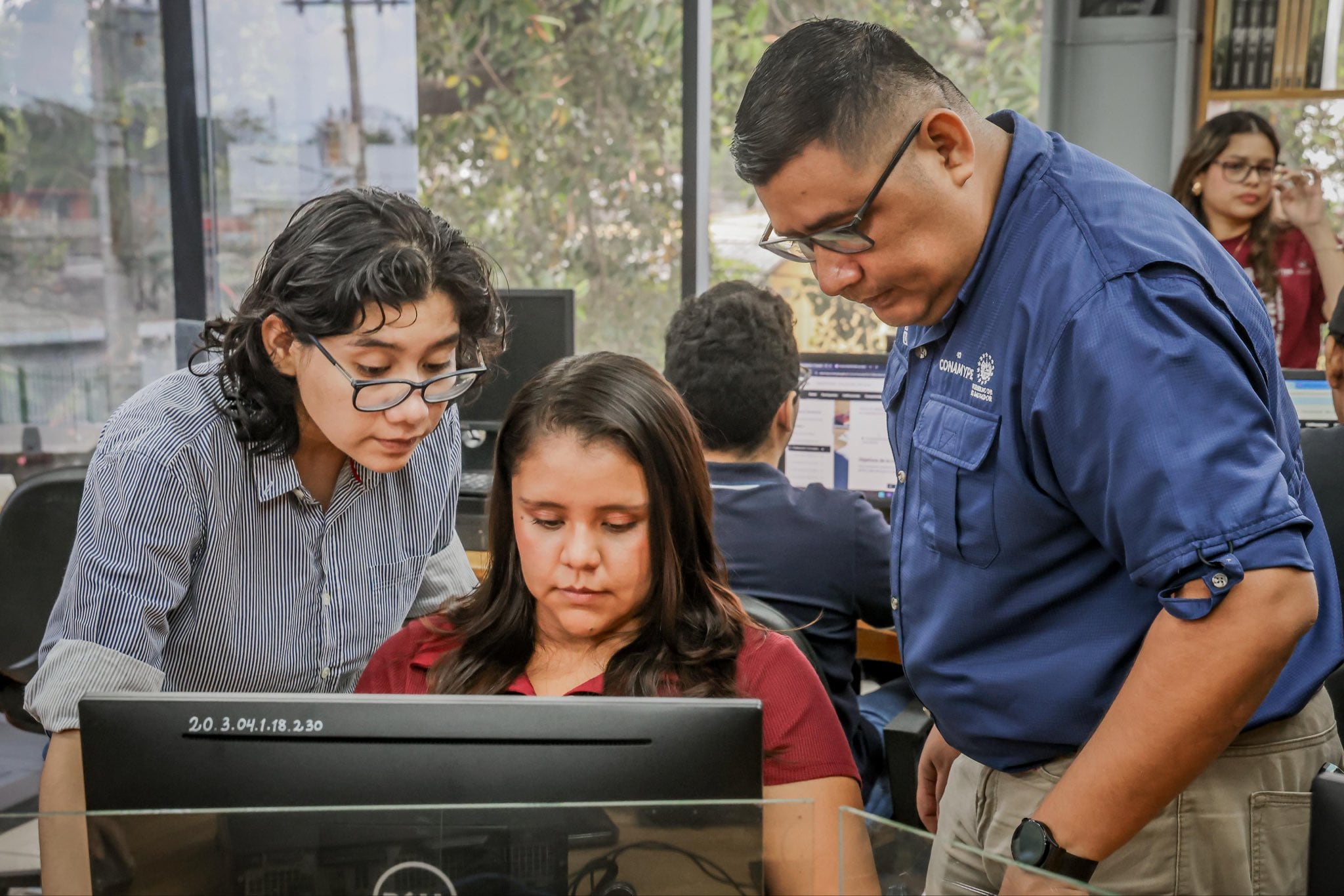 El compromiso de El Salvador con la innovación y el empleo juvenil se reafirmó con la presentación de dos herramientas que buscan transformar la realidad de jóvenes emprendedores: el proyecto Up Digital y la Plataforma E-learning de CONAMYPE. Foto cortesía.