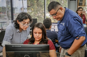 El compromiso de El Salvador con la innovación y el empleo juvenil se reafirmó con la presentación de dos herramientas que buscan transformar la realidad de jóvenes emprendedores: el proyecto Up Digital y la Plataforma E-learning de CONAMYPE. Foto cortesía.