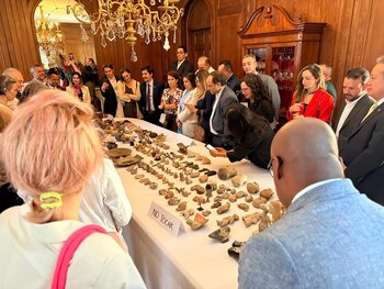 La entrega voluntaria de la familia Errázuriz Cox y la concertación con autoridades culturales facilitó el regreso de artefactos históricos al territorio nacional – crédito Cancilleria de Colombia