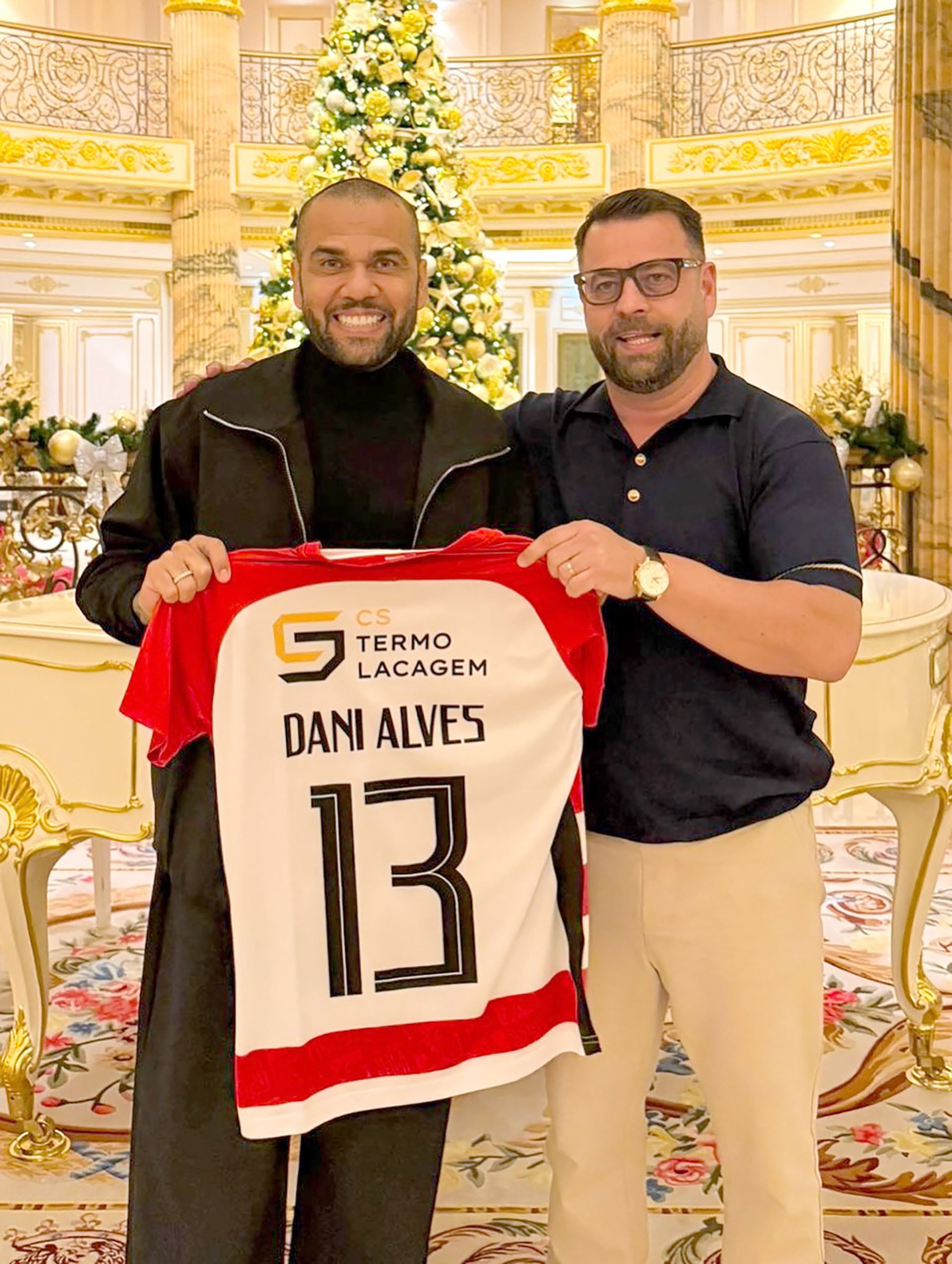 Dani Alves podría volver al fútbol en un club de Tercera División de Portugal (Sporting Clube São João de Ver)