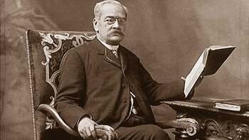 Al ser nombrado en honor