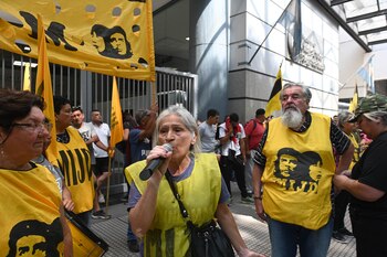Raúl Castells encabezó la primera protesta contra el gobierno de Javier Milei