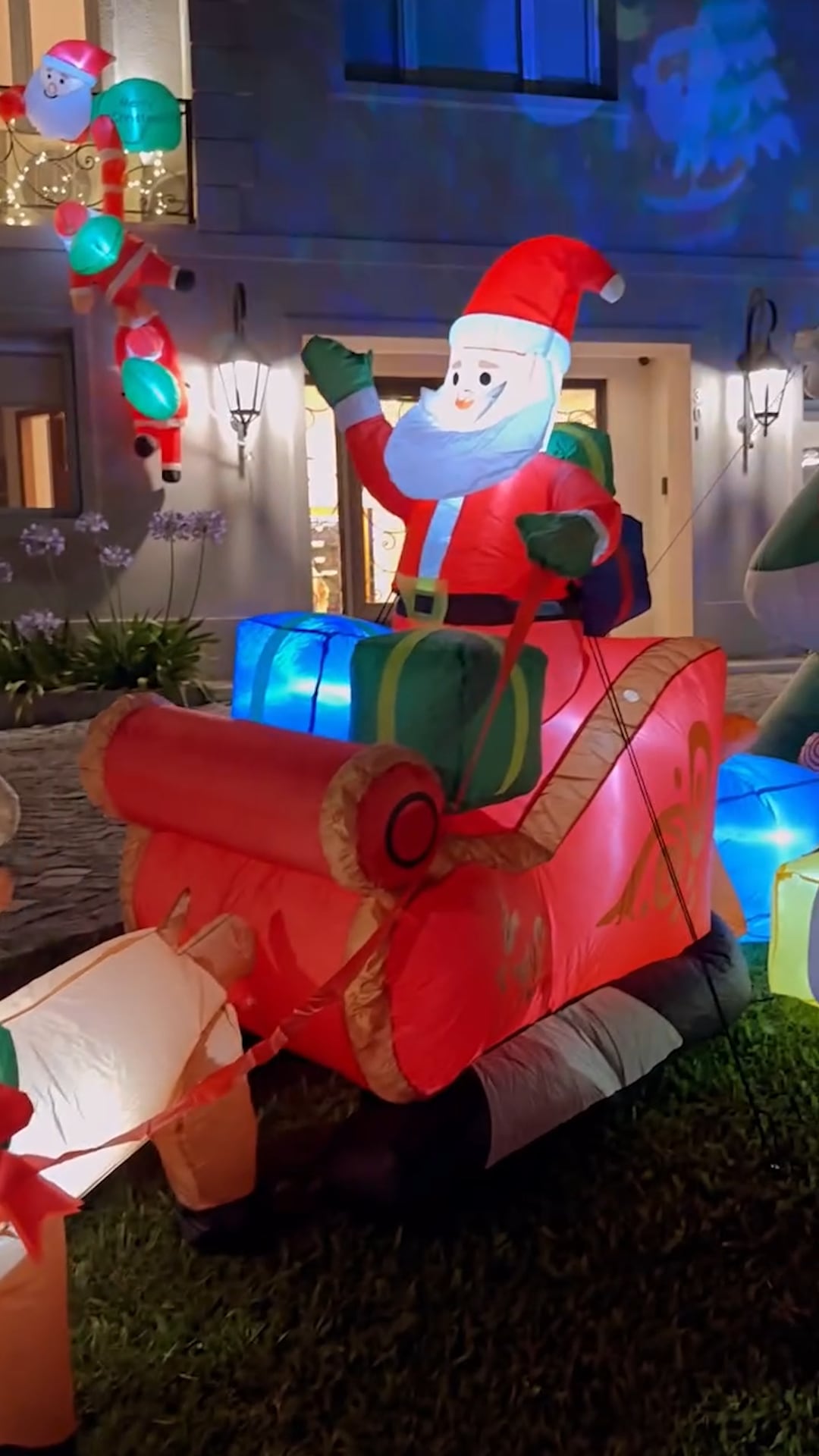 El trineo y los renos, parte del despliegue navideño que sorprende desde la entrada