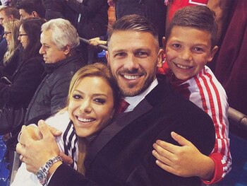 Evangelina Anderson, Martin y Bastian Demichelis en la tribuna de River en el Bernabéu (Foto: Instagram)
