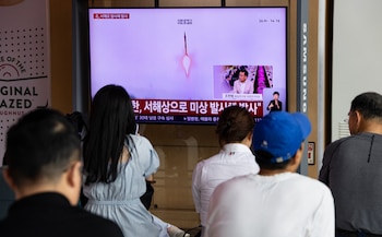Transeúntes siguen las noticias en una pantalla de televisión en una estación de Seúl, horas después de que Corea del Norte lanzara un misil balístico de corto alcance y otros proyectiles hacia el mar, el 26 de mayo de 2026. (EFE)