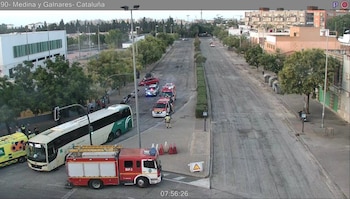 15/08/2026 Muere una mujer de 79 años al ser embestida por un autobús en San Jerónimo (Sevilla).
Una mujer de 79 años de edad ha fallecido este sábado al ser embestida por un autobús en el barrio de San Jerónimo, en Sevilla capital, cuando se disponía a subirse a un coche particular a la altura de la glorieta Rugby.
SOCIEDAD
CENTRO TRAFICO