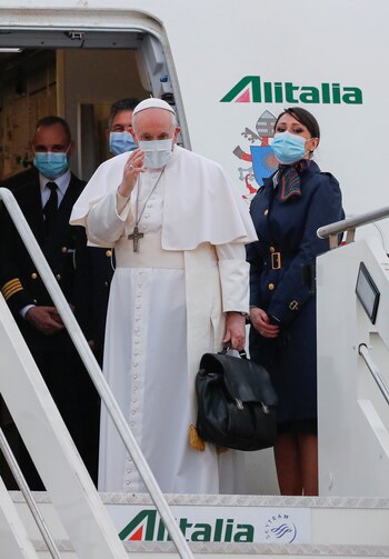 El Papa subiendo al avión