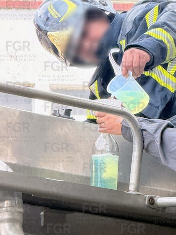 Los implicados enfrentan proceso penal bajo el cargo de posesión ilícita de petrolífero, tras el hallazgo de dos contenedores de 33 mil 500 litros. Crédito: Especial