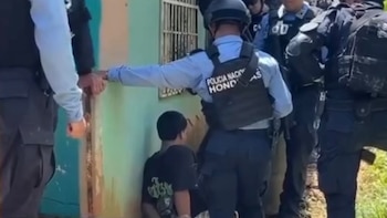 Un sospechoso fue capturado durante otro allanamiento y se le decomisó un arma de fuego. (FOTO: Hoy Mismo)