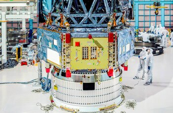 Los ingenieros visten trajes blancos