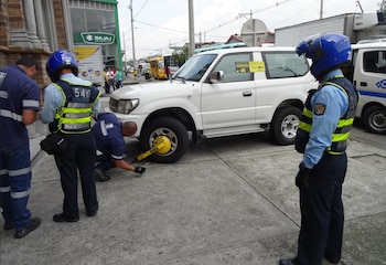 Los vehículos de la policía no tiene permitido estacionar en cualquier lugar, excepto cuando ocurre alguna emergencia - Alcaldía de Medellín