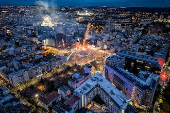 Este jueves 22 de octubre, unas 150.000 personas participaron en el mitin de cierre de campaña de los estudiantes en la plaza Slavija de Belgrado. (DJORDJE KOSTIC / AFP)